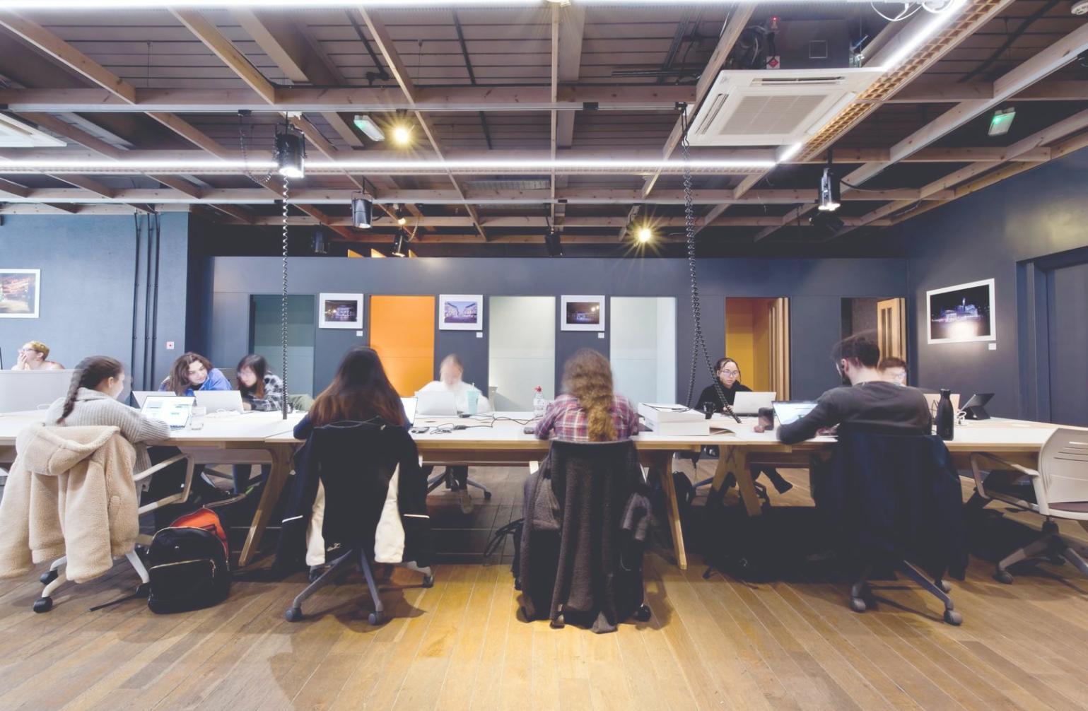 Paesaggio montano all'alba con nebbia che si alza dalle valli