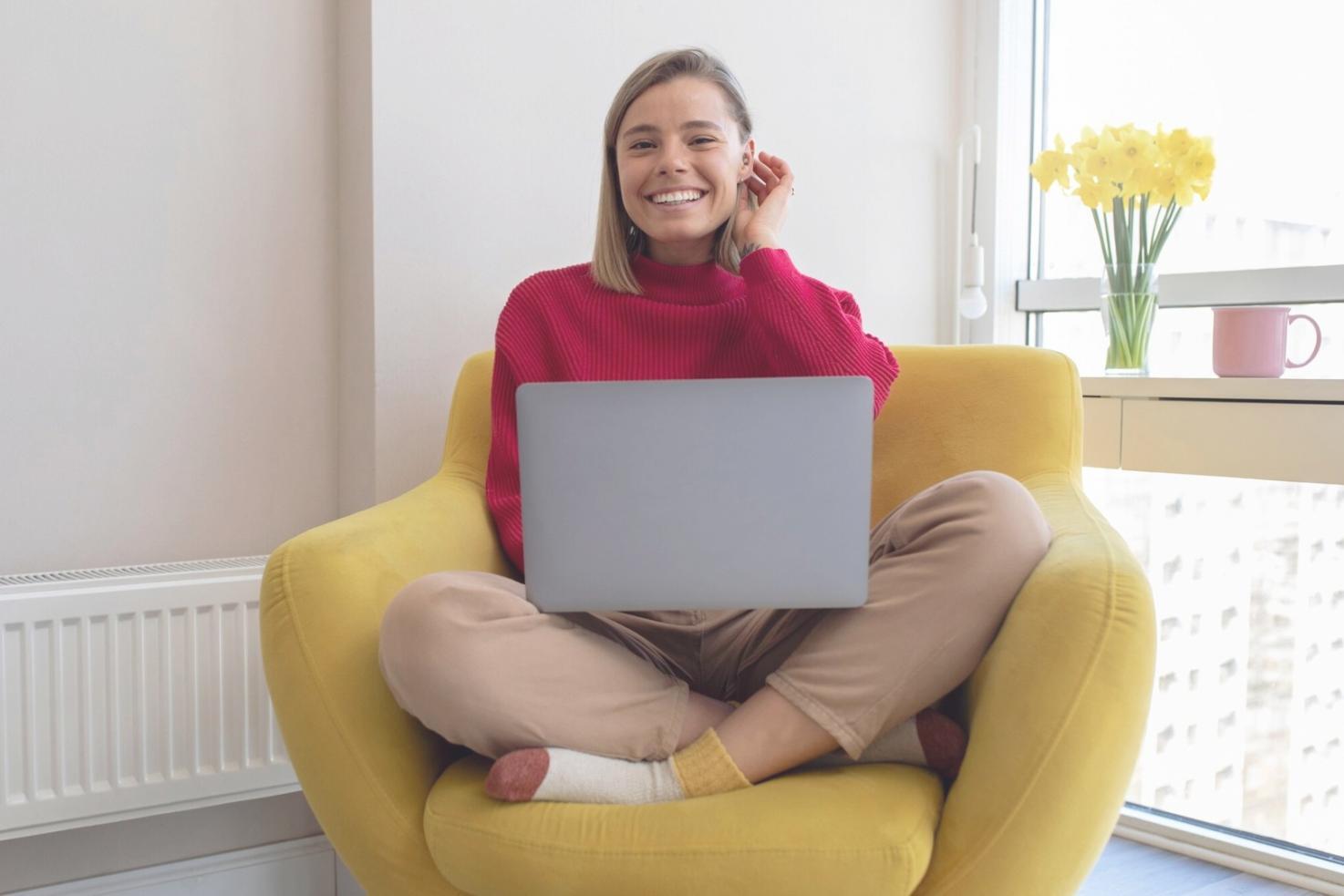 Panorama costiero con scogliere e mare calmo al tramonto