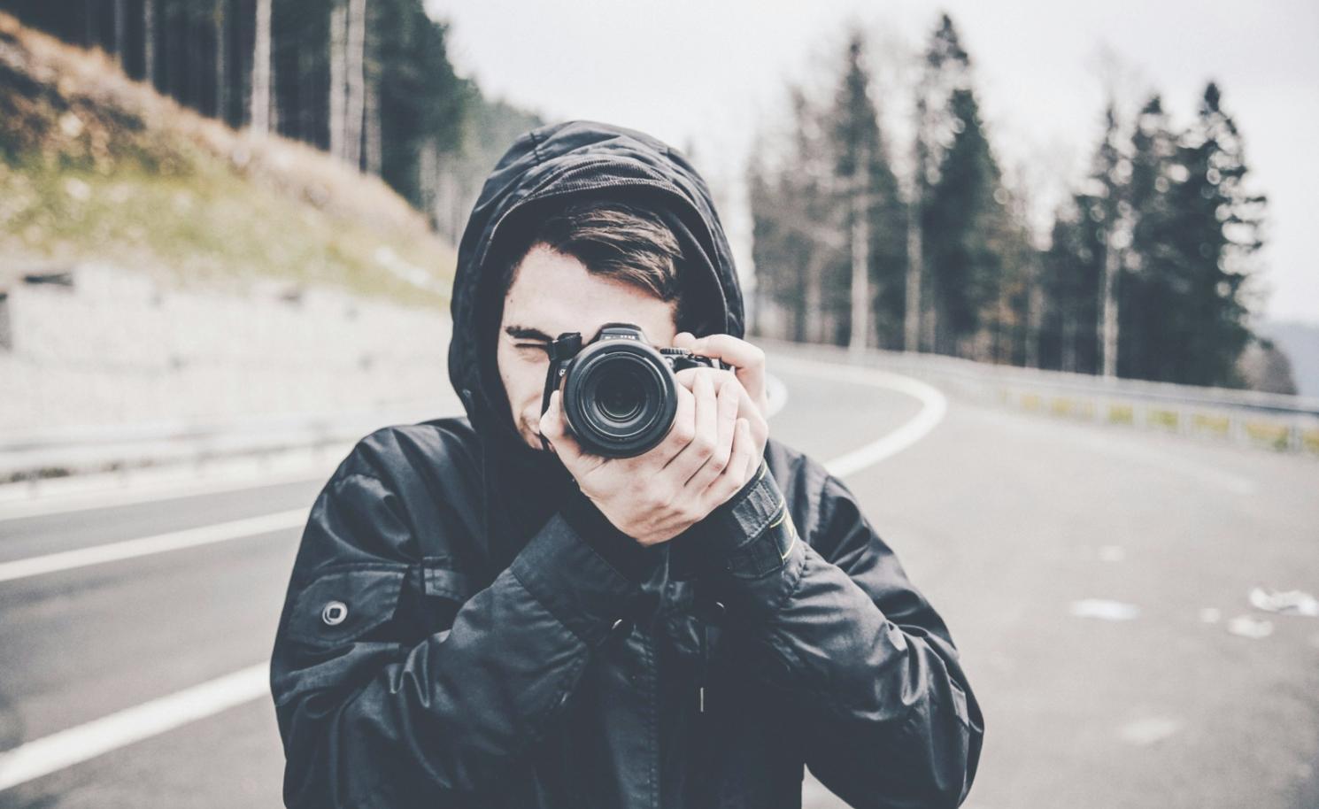 Vista panoramica di valle alpina con fiume che serpeggia
