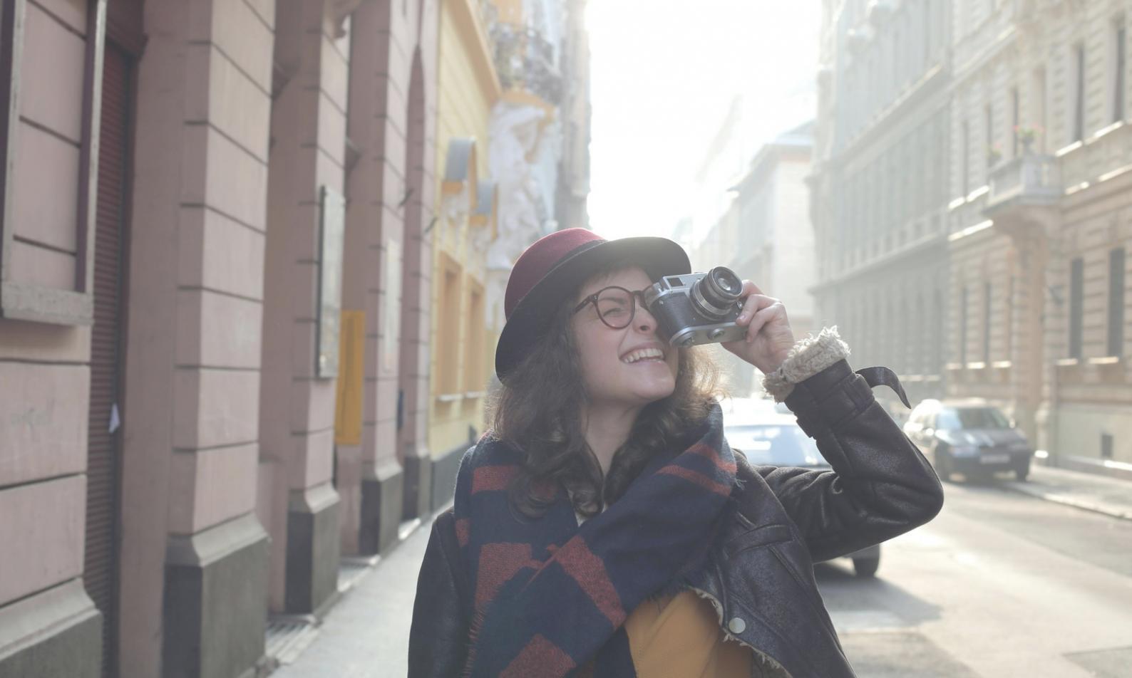 Paesaggio montuoso con luce dorata del tramonto che illumina le vette, esempio di tecnica fotografica paesaggistica avanzata