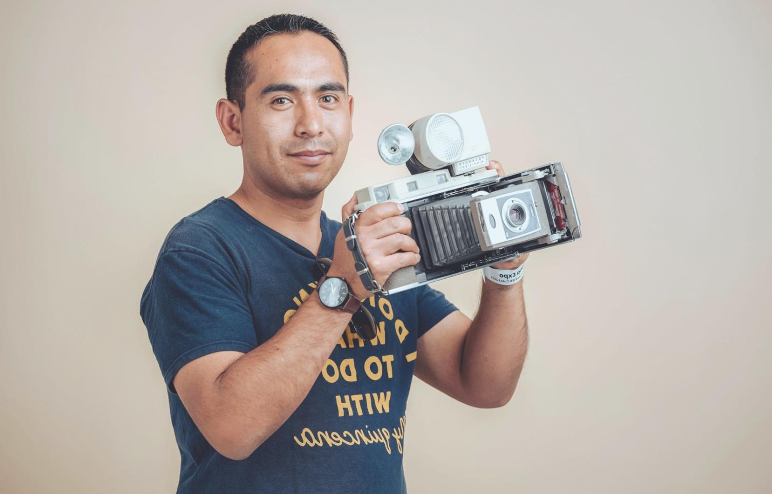 Panorama autunnale delle Dolomiti con larici dorati