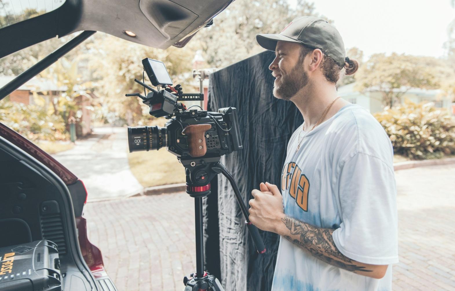 Paesaggio montano durante l'ora dorata che mostra l'applicazione delle tecniche fotografiche avanzate