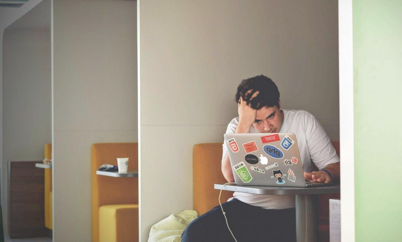 Paesaggio montano al tramonto con riflessi dorati