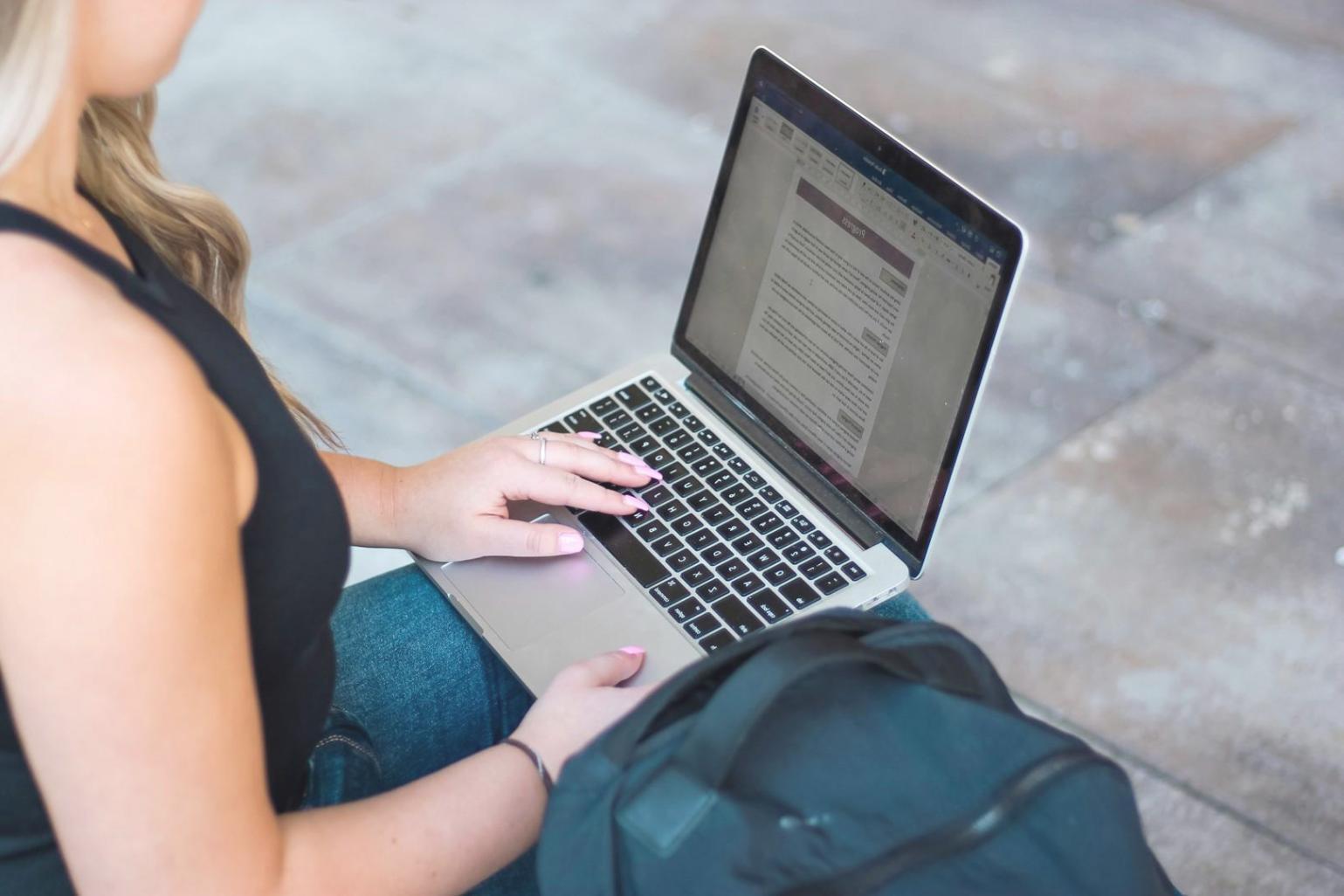 Formazioni rocciose illuminate dalla luce soffusa dell'alba