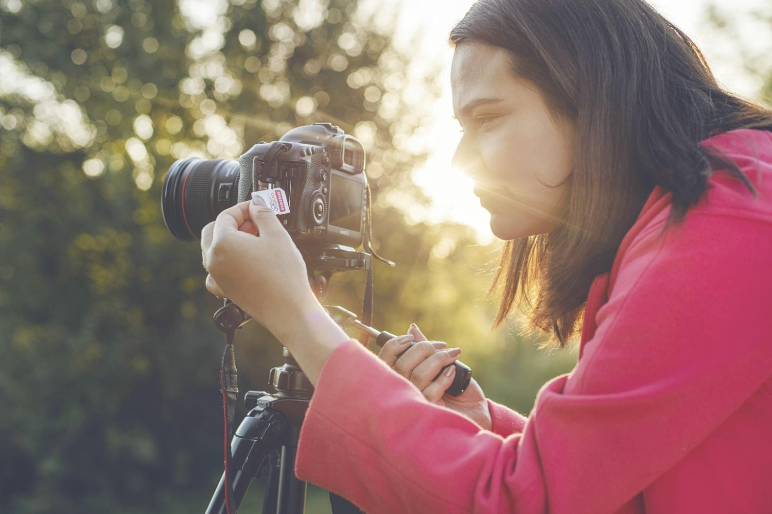Riflesso perfetto di alberi in un lago calmo al mattino