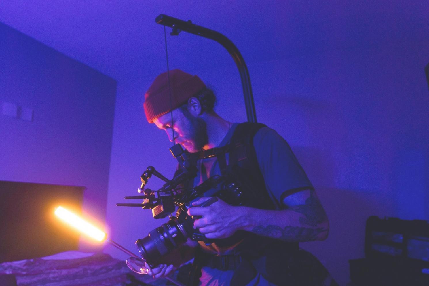 Dettaglio di formazione rocciosa con giochi di luce e ombra